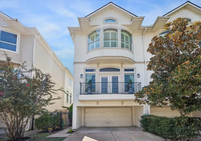 Photo 1 of Townhouse for sale at 5719 Maxie St, Houston, TX 77007 | MLS# 2625106 | Listing updated on 2026-10-08