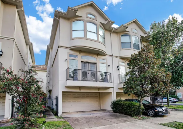 Photo 2 of Townhouse for sale at 5719 Maxie St, Houston, TX 77007 | MLS# 2625106 | Listing updated on 2026-10-08