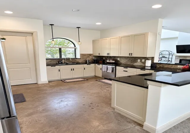 Listing Photo 5 - Condo for sale in building located at 2316 Thornton Rd, Austin, TX 78704 - Unit #B