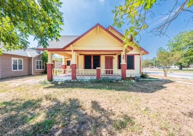 Photo 1 of Single family home for sale at 802 E Crockett St, Luling, TX 78648 | MLS# 7992515 | Listing updated on 2026-09-29