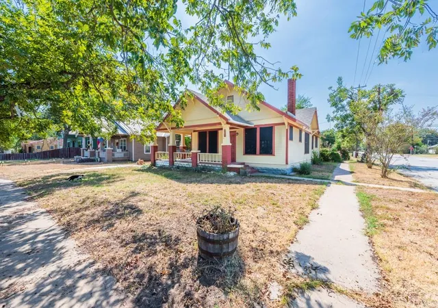 Photo 2 of Single family home for sale at 802 E Crockett St, Luling, TX 78648 | MLS# 7992515 | Listing updated on 2026-09-29