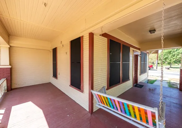 Photo 3 of Single family home for sale at 802 E Crockett St, Luling, TX 78648 | MLS# 7992515 | Listing updated on 2026-09-29