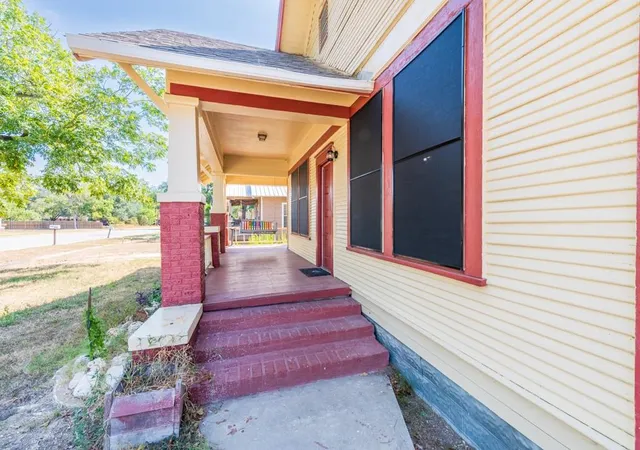 Photo 3 of Single family home for sale at 802 E Crockett St, Luling, TX 78648 | MLS# 7992515 | Listing updated on 2026-09-29