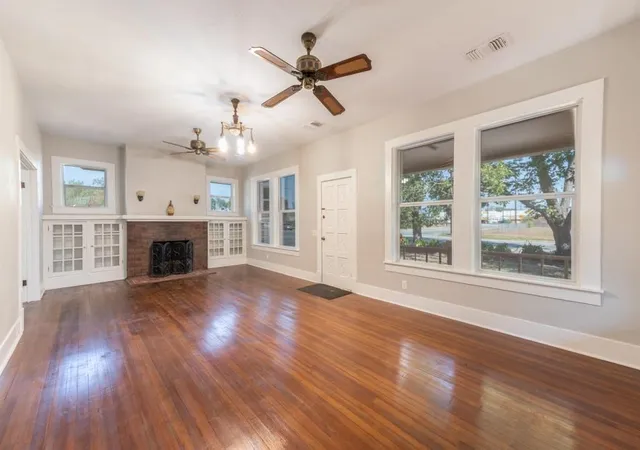 Photo 4 of Single family home for sale at 802 E Crockett St, Luling, TX 78648 | MLS# 7992515 | Listing updated on 2026-09-29