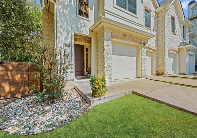 Photo 3 of Townhouse for sale at 402 E 32nd Street #1A, Austin, TX 78705 | MLS# 7700912 | Listing updated on 2026-10-04