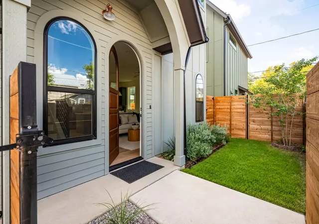 Photo 1 of Single family home for sale at 4901 Lott Ave, Austin, TX 78721 | MLS# 9265249 | Listing updated on 2026-10-01