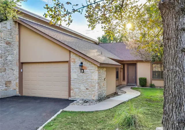 Townhouse for sale at 13 Oaks Pl, Lago Vista, TX 78645 | MLS# 3214000