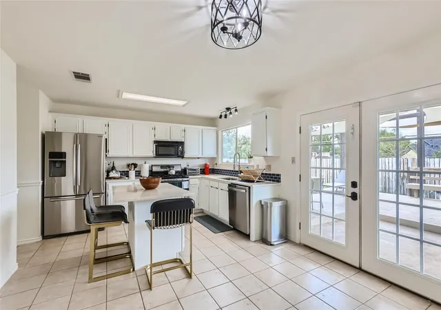 Photo 3 of Single family home for sale at 500 Hawthorne Ln, Round Rock, TX 78664 | MLS# 5645074 | Listing updated on 2026-10-09