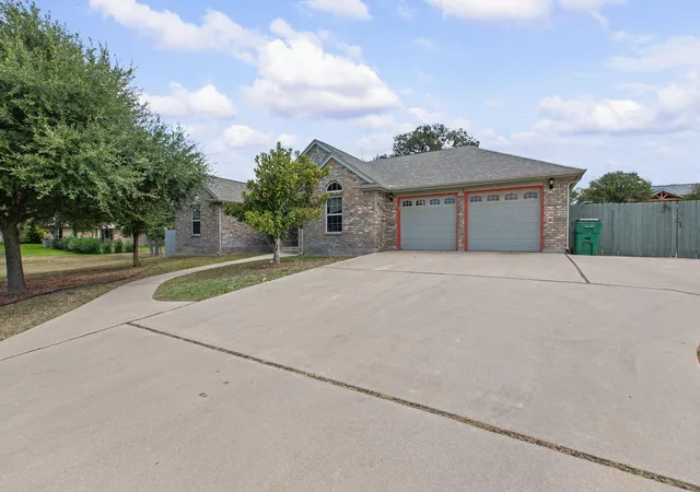 Photo 3 of Single family home for sale at 150 Chesterfield Dr, Kingsland, TX 78639 | MLS# 3210964 | Listing updated on 2026-10-07