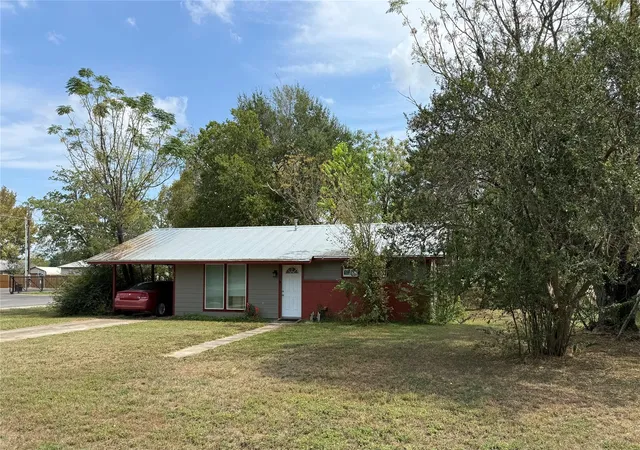 Photo 1 of Sale Pending at 301 Lynch St, Smithville, TX 78957 | MLS# 6958077 | Listing updated on 2026-10-06