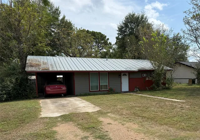Photo 2 of Sale Pending at 301 Lynch St, Smithville, TX 78957 | MLS# 6958077 | Listing updated on 2026-10-06