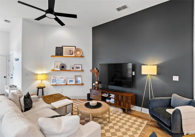 Photo 1 of Single family home for sale at 1412 Casa Dr, Austin, TX 78745 | MLS# 2733459 | Listing updated on 2026-10-08