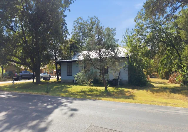 Photo 2 of Single family home for sale at 802 N Myrtle St, Georgetown, TX 78626 | MLS# 5983859 | Listing updated on 2026-10-07