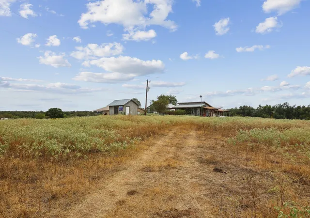 Photo 3 of House for sale at 1090 Private Rd 7046, Elgin, TX 78621 | MLS# 5615220 | Listing updated on 2026-10-03