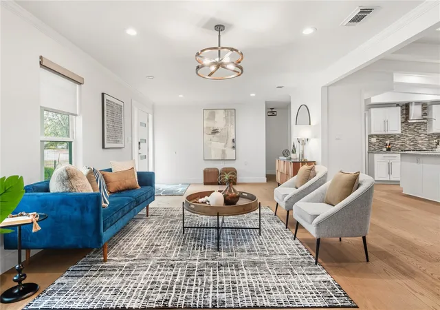 Photo 3 of Single family home for sale at 5718 Highland Hills Dr, Austin, TX 78731 | MLS# 2986990 | Listing updated on 2026-10-03