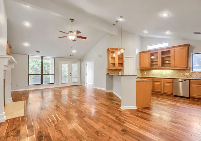 Photo 3 of Single family home for sale at 515 Rolling Green Dr, Lakeway, TX 78734 | MLS# 3358044 | Listing updated on 2026-10-07