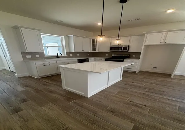 Listing Photo 5 - Condo for sale in building located at 802 S Creek St, Fredericksburg, TX 78624 - Unit #103