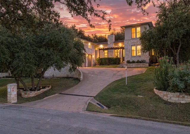 Single family home for sale at 220 Clubhouse Dr, Lakeway, TX 78734 | MLS# 1490672