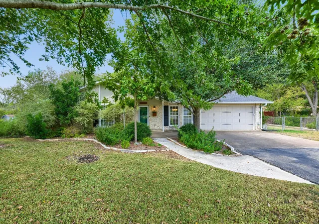 Photo 2 of Single family home for sale at 13100 Running Deer Trl, Manchaca, TX 78652 | MLS# 2300058 | Listing updated on 2026-10-08
