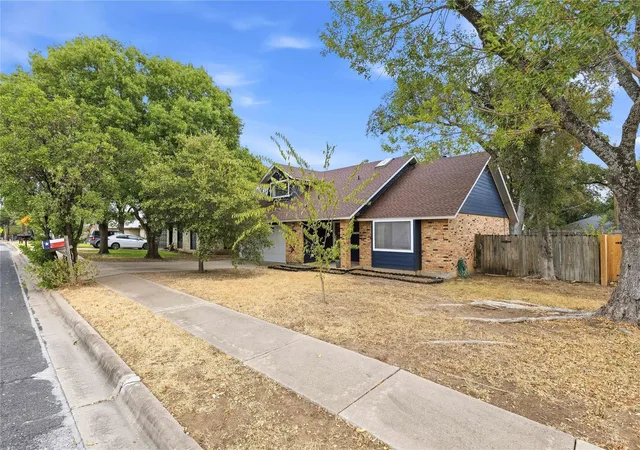 Photo 2 of Single family home for sale at 6103 Smith Oak Trl, Austin, TX 78749 | MLS# 5670579 | Listing updated on 2026-10-02