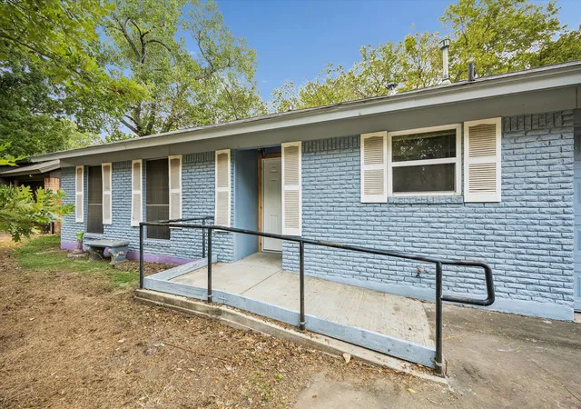 Photo 2 of Sale Pending at 6009 Leisure Run Rd, Austin, TX 78745 | MLS# 1485433 | Listing updated on 2026-10-08