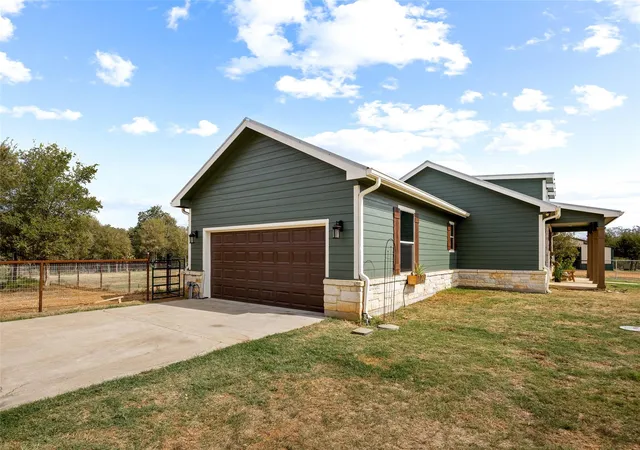 Photo 4 of Single family home for sale at 301 County Rd 491, Elgin, TX 78621 | MLS# 5314575 | Listing updated on 2026-10-06