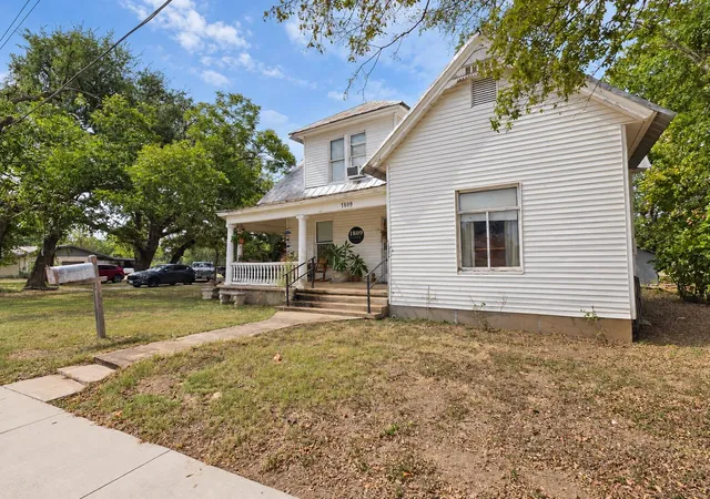 Photo 3 of Single family home for sale at 1809 Main St, Liberty Hill, TX 78642 | MLS# 5956375 | Listing updated on 2026-10-02