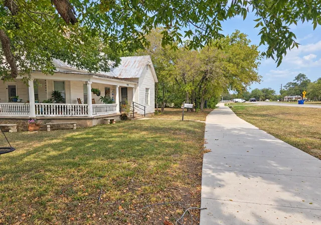 Photo 4 of Single family home for sale at 1809 Main St, Liberty Hill, TX 78642 | MLS# 5956375 | Listing updated on 2026-10-02