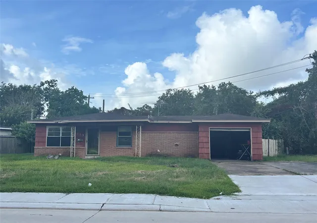 Photo 1 of Single family home for sale at 115 Forest Oaks Ln, Lake Jackson, TX 77566 | MLS# 8326046 | Listing updated on 2026-10-04