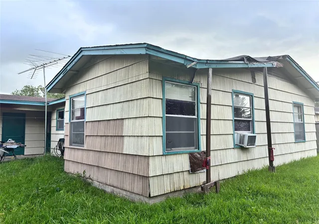 Photo 3 of Single family home for sale at 115 Forest Oaks Ln, Lake Jackson, TX 77566 | MLS# 8326046 | Listing updated on 2026-10-04