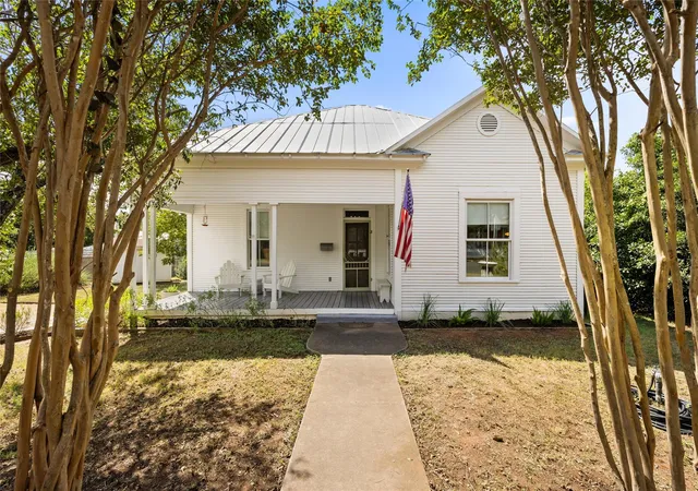 Photo 1 of Single family home for sale at 303 W College St, Fredericksburg, TX 78624 | MLS# 8538484 | Listing updated on 2026-10-11