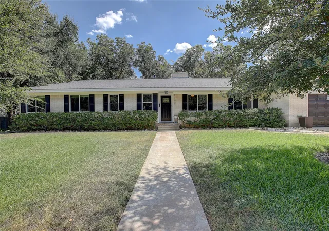 Photo 2 of Single family home for sale at 1902 E 18th Street, Georgetown, TX 78626 | MLS# 6212884 | Listing updated on 2026-10-09