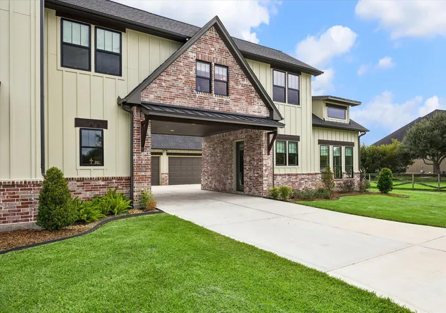 Photo 2 of Mansion for sale at 301 W Viejo Dr, Friendswood, TX 77546 | MLS# 5107966 | Listing updated on 2026-10-07