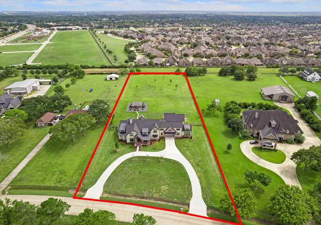 Photo 3 of Mansion for sale at 301 W Viejo Dr, Friendswood, TX 77546 | MLS# 5107966 | Listing updated on 2026-10-07