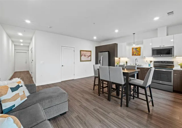 Listing Photo 4 - Condo for sale in building located at 4361 S Congress Ave, Austin, TX 78745 - Unit #402