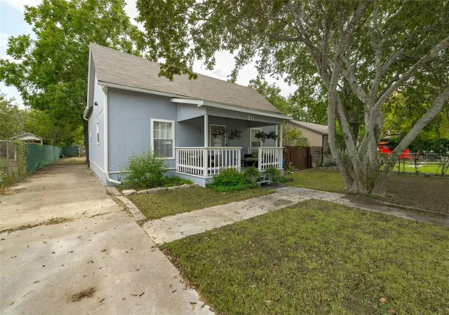 Photo 2 of Single family home for sale at 911 W 3rd Street, Taylor, TX 76574 | MLS# 2523608 | Listing updated on 2026-10-03