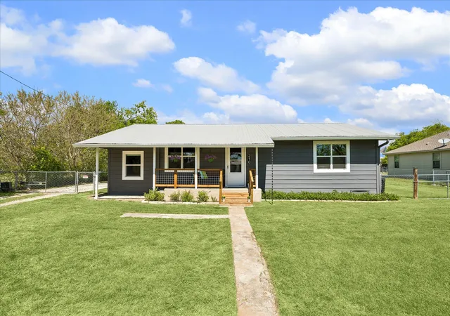 Photo 2 of Single family home for sale at 210 Fallwell St, Liberty Hill, TX 78642 | MLS# 5222854 | Listing updated on 2026-10-06