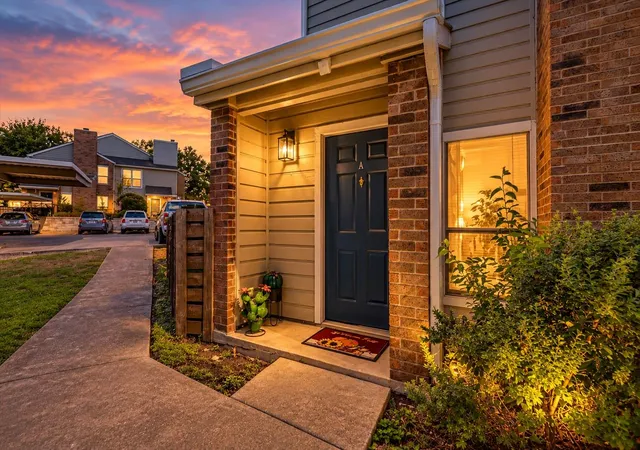 Listing Photo 2 - Condo for sale in building located at 2018 W Rundberg Ln, Austin, TX 78758 - Unit #19A