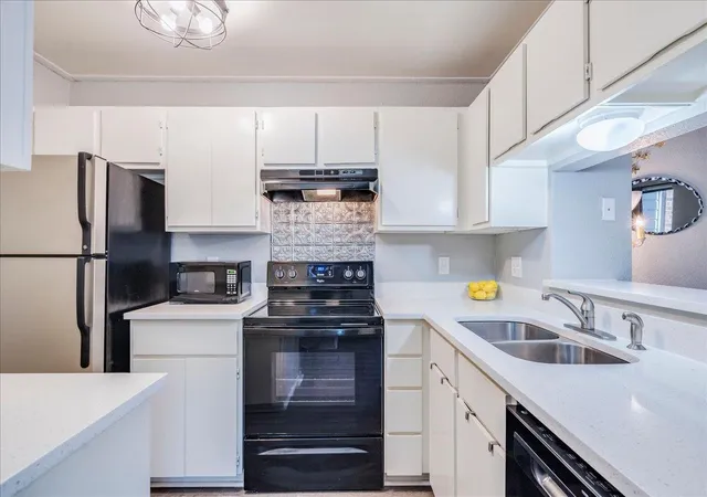 Listing Photo 3 - Condo for sale in building located at 2018 W Rundberg Ln, Austin, TX 78758 - Unit #19A