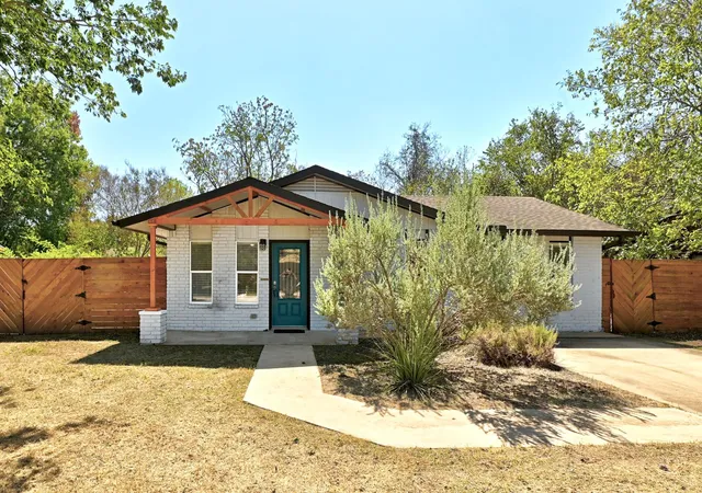 Single family home for sale at 407 Magnolia St, Bastrop, TX 78602 | MLS# 1431935