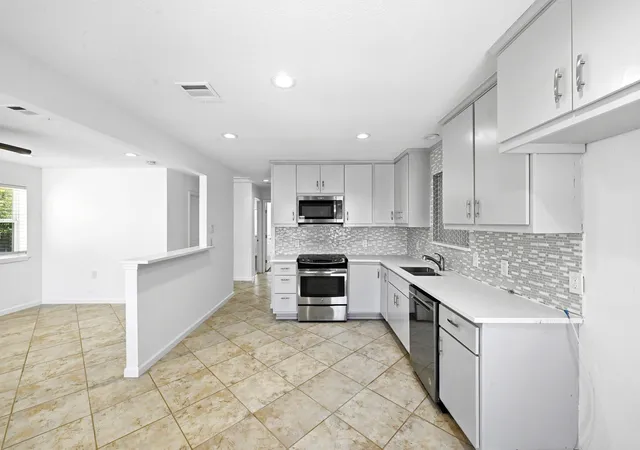 Photo 4 of Single family home for sale at 407 Magnolia St, Bastrop, TX 78602 | MLS# 1431935 | Listing updated on 2026-10-08