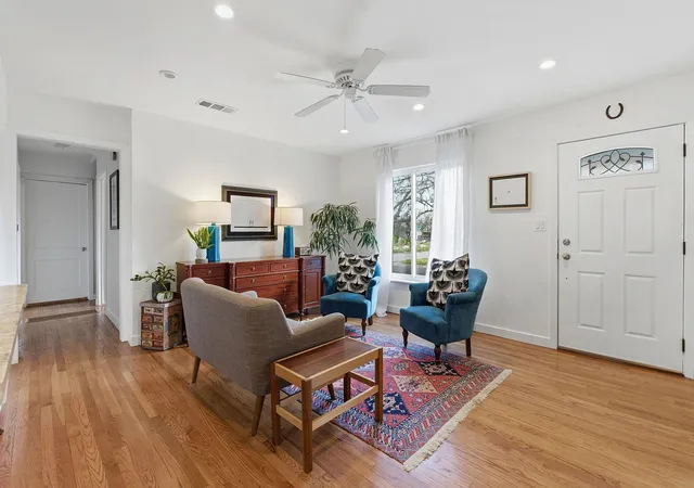 Photo 2 of Single family home for sale at 912 E 55th 1/2 St, Austin, TX 78751 | MLS# 5354918 | Listing updated on 2026-10-06