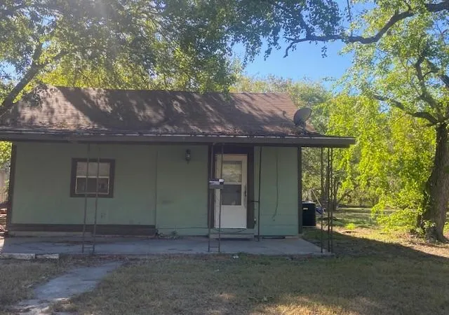 Photo 1 of Single family home for sale at 523 S Rio Grande St, Lockhart, TX 78644 | MLS# 2433542 | Listing updated on 2026-10-21