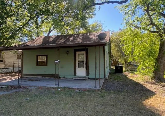 Photo 3 of Single family home for sale at 523 S Rio Grande St, Lockhart, TX 78644 | MLS# 2433542 | Listing updated on 2026-10-21
