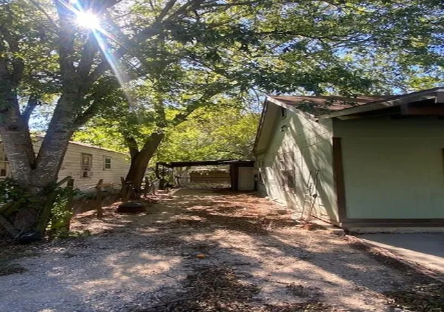 Photo 3 of Single family home for sale at 523 S Rio Grande St, Lockhart, TX 78644 | MLS# 2433542 | Listing updated on 2026-10-21