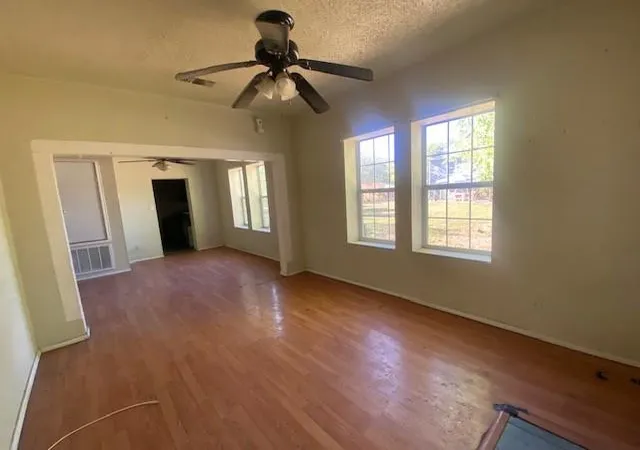 Photo 4 of Single family home for sale at 523 S Rio Grande St, Lockhart, TX 78644 | MLS# 2433542 | Listing updated on 2026-10-21