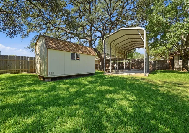 Photo 4 of Single family home for sale at 810 Pine Siskin Dr, Buda, TX 78610 | MLS# 2227219 | Listing updated on 2026-10-10