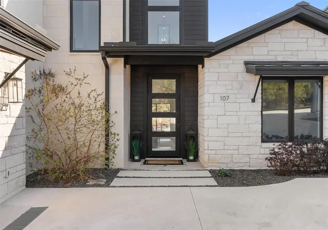 Photo 3 of Single family home for sale at 107 River Park Dr, Kingsland, TX 78639 | MLS# 2417137 | Listing updated on 2026-10-07