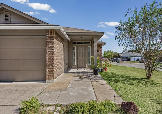 Photo 3 of Single family home for sale at 197 Talon Dr, Luling, TX 78648 | MLS# 3110286 | Listing updated on 2026-10-21