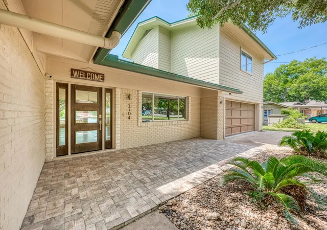 Photo 2 of Single family home for sale at 1704 Bluebonnet Ln, Kingsland, TX 78639 | MLS# 5962349 | Listing updated on 2026-10-08